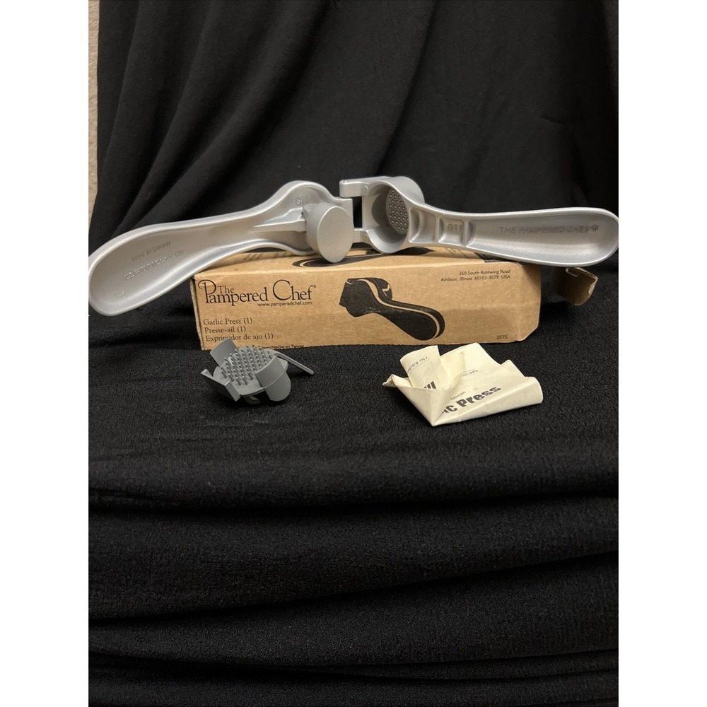 Pampered Chef Garlic Press Open Box Cleaning Tool Included - Picture 2 of 4